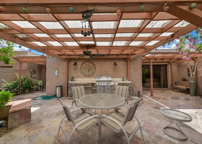 Holiday home Updated, Enclosed Patio, Corner Lot, Bike Trail Scottsdale