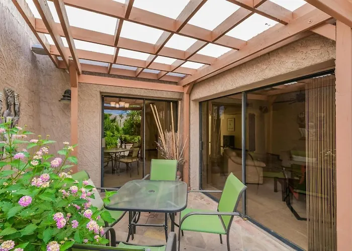 Updated, Enclosed Patio, Corner Lot, Bike Trail Holiday home