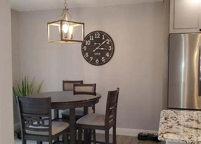 Updated, Enclosed Patio, Corner Lot, Bike Trail Holiday home *