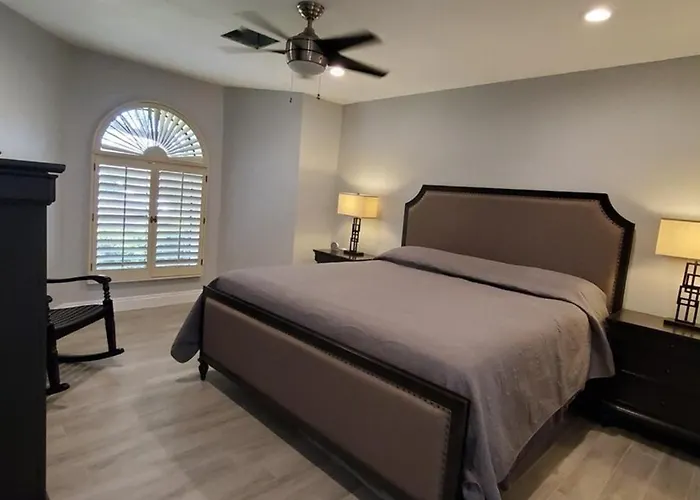 Updated, Enclosed Patio, Corner Lot, Bike Trail Holiday home *