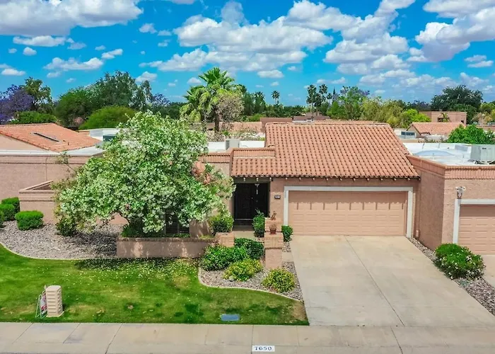 Holiday home Updated, Enclosed Patio, Corner Lot, Bike Trail *