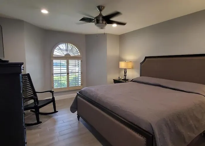 Updated, Enclosed Patio, Corner Lot, Bike Trail Holiday home *