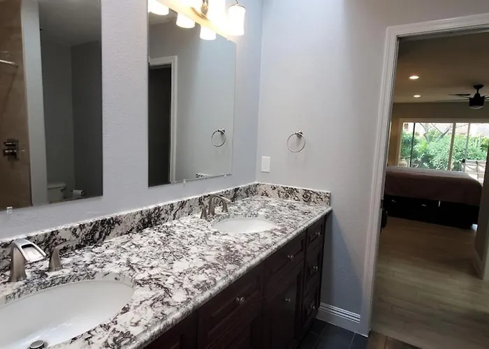 Holiday home Updated, Enclosed Patio, Corner Lot, Bike Trail *