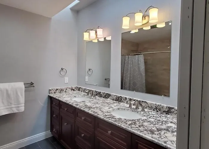 Updated, Enclosed Patio, Corner Lot, Bike Trail Holiday home