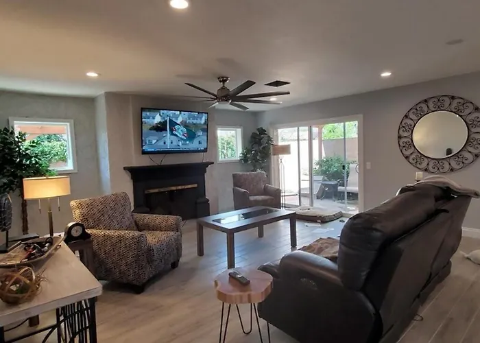 Holiday home Updated, Enclosed Patio, Corner Lot, Bike Trail