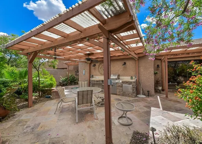 Updated, Enclosed Patio, Corner Lot, Bike Trail Holiday home *