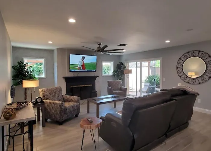 Holiday home Updated, Enclosed Patio, Corner Lot, Bike Trail
